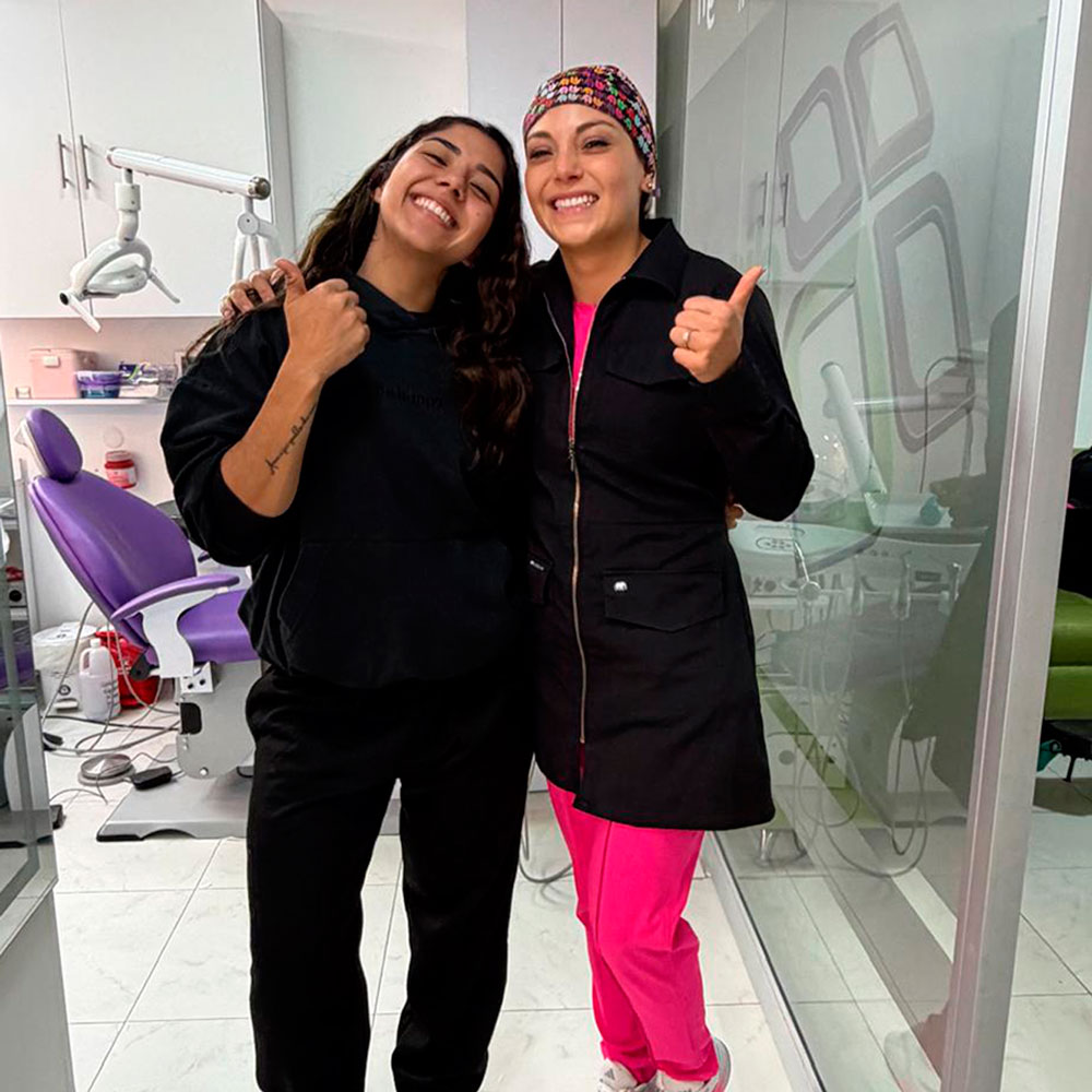 Dra Carolina Pérez Sáenz con paciente feliz del resultado de la ortodoncia