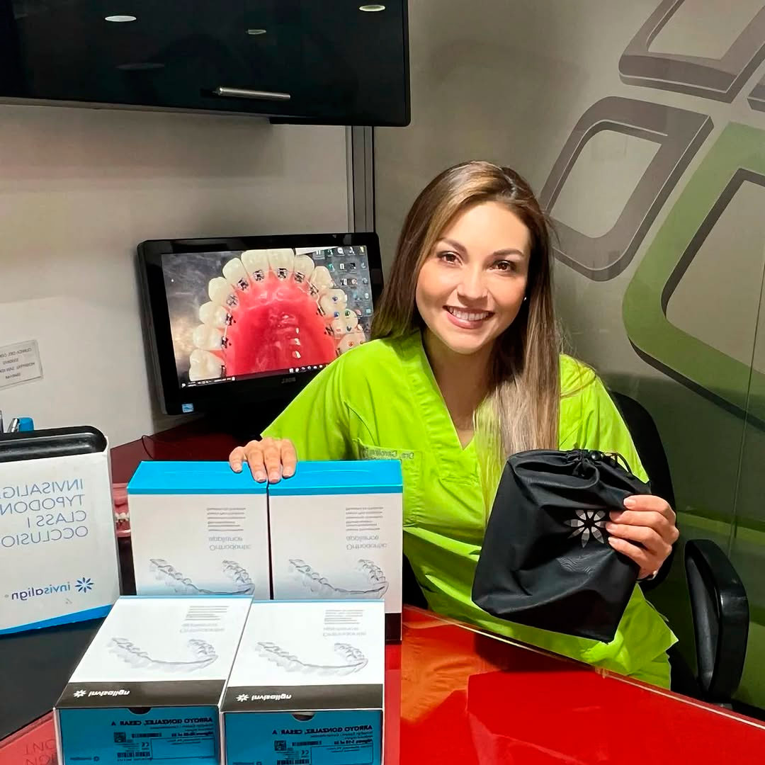 Dra Diana Carolina Perez Saenz presentando el sistema de ortodoncia INVISILIGN