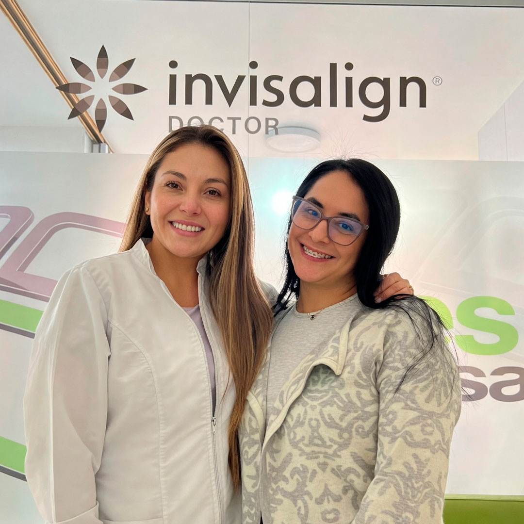 Dra Diana Carolina Pérez Sáenz con paciente de invisilign contenta