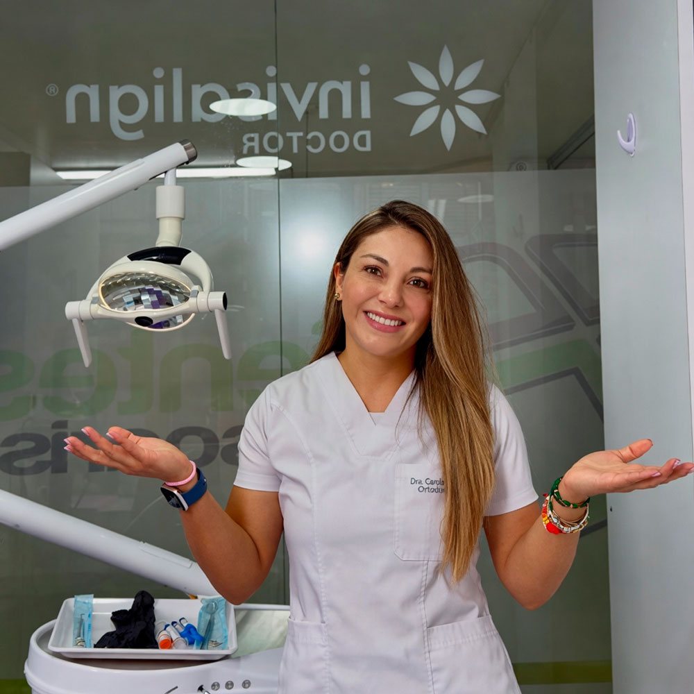 Dra Diana Carolina Pérez ortodoncista de Dientes y Sonrisa en su consultorio en Bogotá